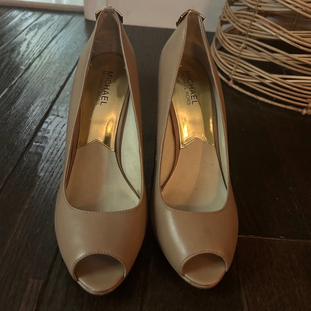 Michael Kors Beige pumps